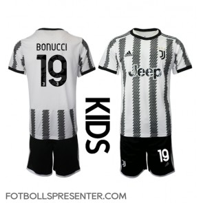 Juventus Leonardo Bonucci #19 Hemmatröja Barn 2022-23 Kortärmad (+ korta byxor)